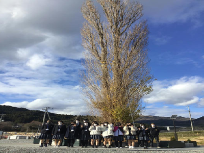 「ど根性ポプラ広場」前で記念撮影