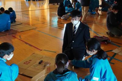 【階上中学生と一緒に段ボールパーティション作成】